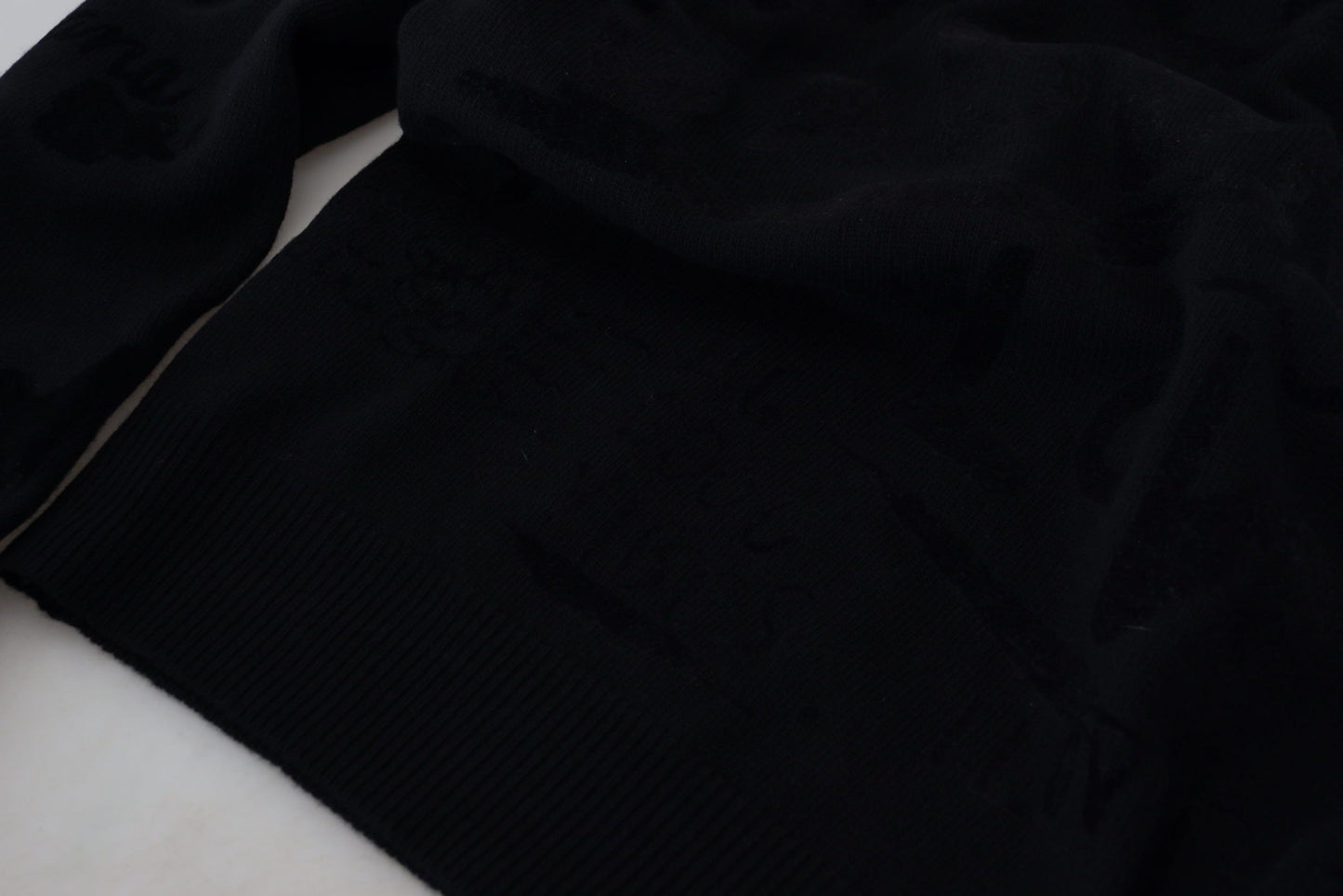 Dolce & Gabbana Schwarzer Wollpullover mit Logo-Muster und Rundhalsausschnitt