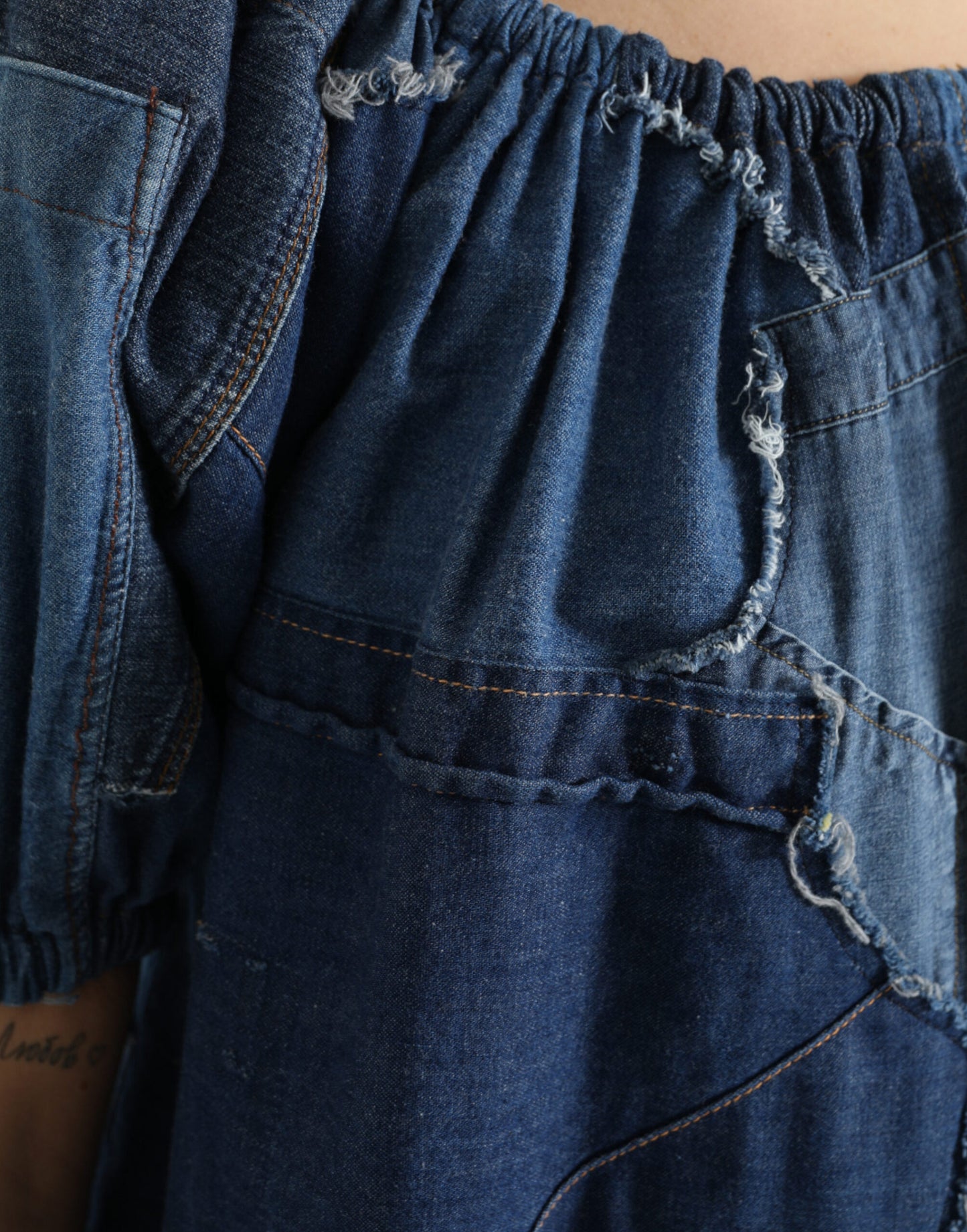 Dolce & Gabbana Blaues Patchwork Denim-Blusen-Top mit kurzen Ärmeln