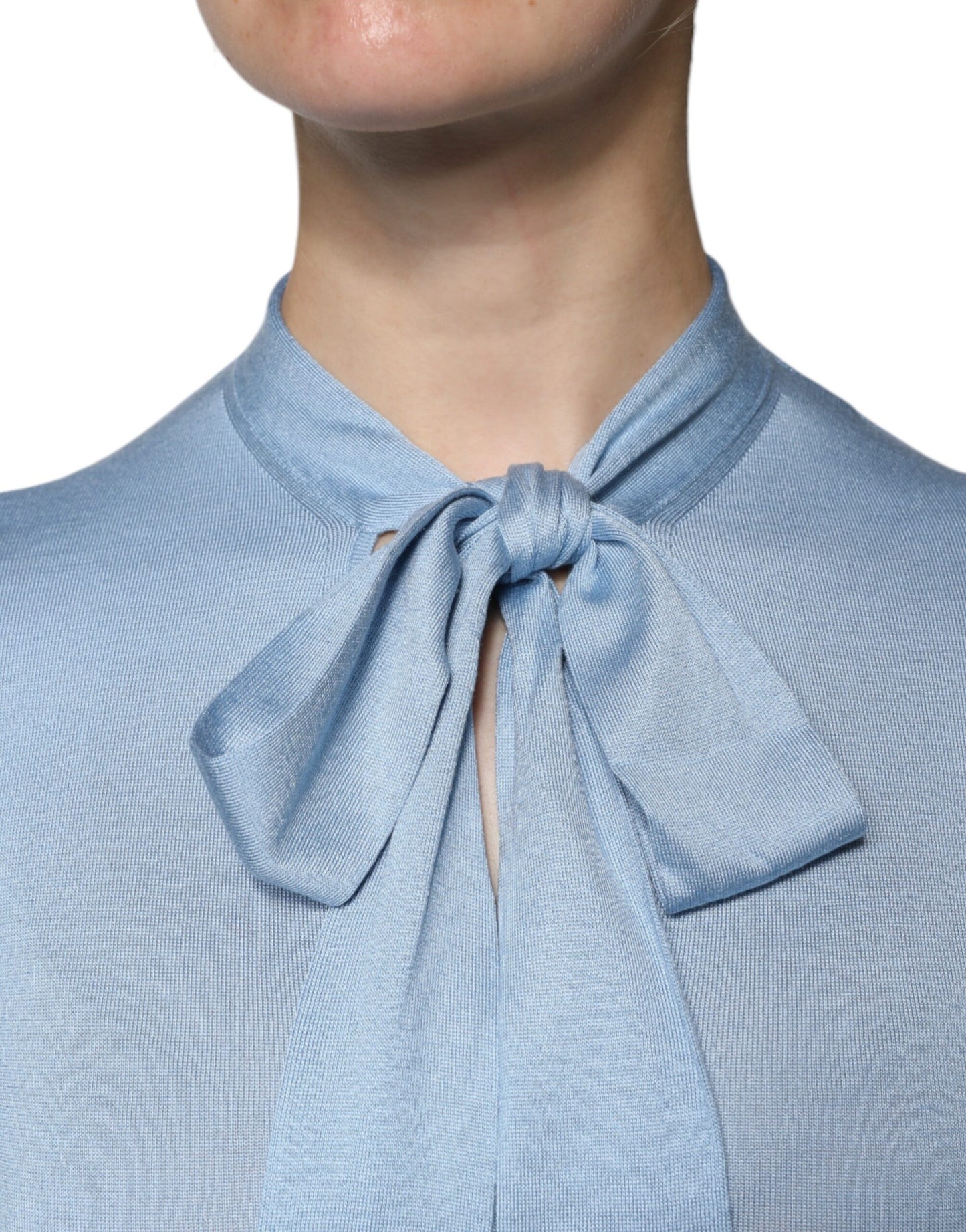 Dolce & Gabbana Blauer Seidenstrickpullover mit Ascot-Kragen