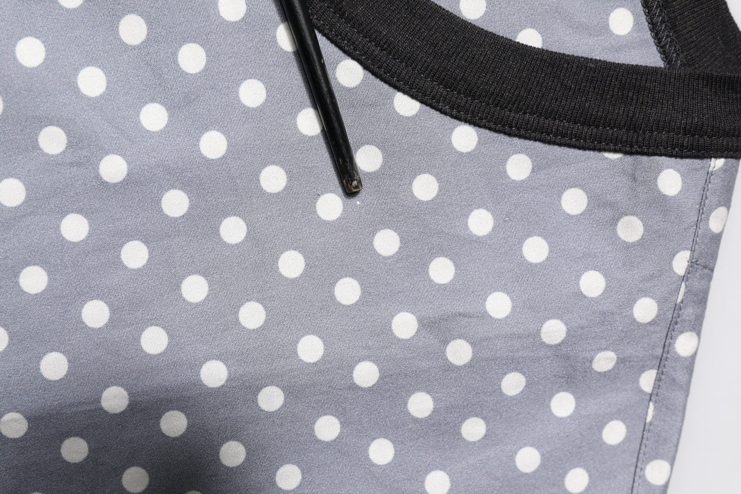 Dolce & Gabbana Graues Polka Dot Pin-Up Print T-Shirt mit Rundhalsausschnitt