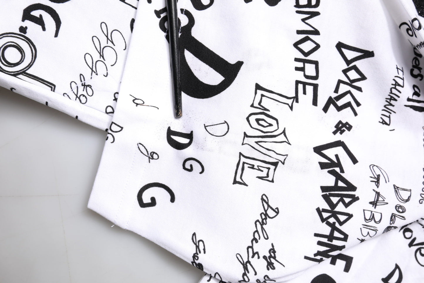 Dolce & Gabbana Weißes T-Shirt mit Rundhalsausschnitt und Graffitidruck aus Baumwolle