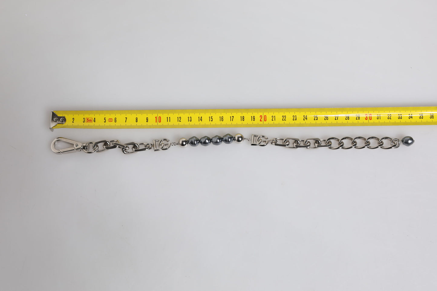 Dolce & Gabbana Silberfarbene Kette Karabinerverschluss Logo Graue Perlen Armband