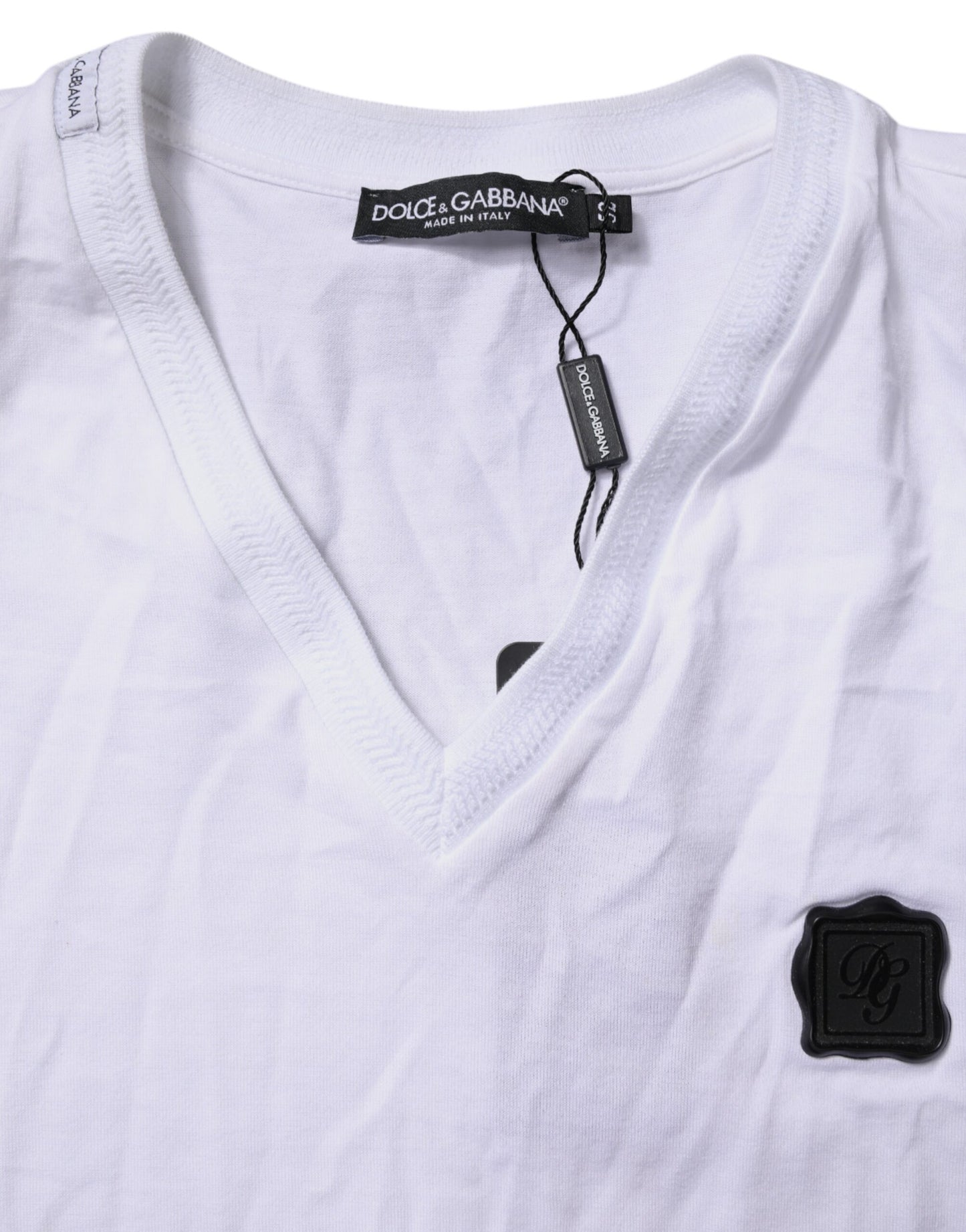 Dolce & Gabbana Weißes Baumwoll-Logo-Patch-T-Shirt mit V-Ausschnitt