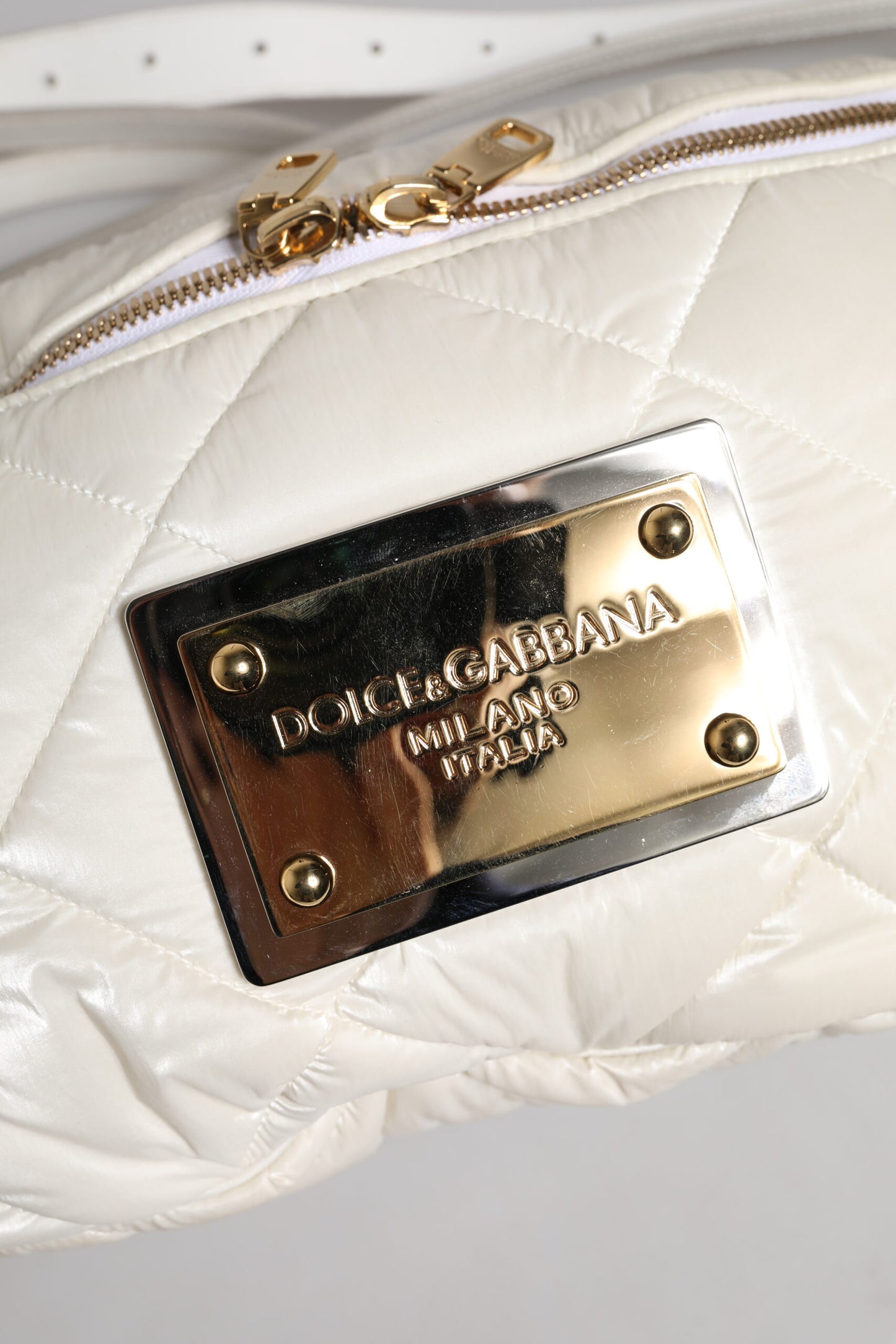 Dolce & Gabbana Weiße gesteppte Logo-Plakette Gürtel Taille Gürteltasche