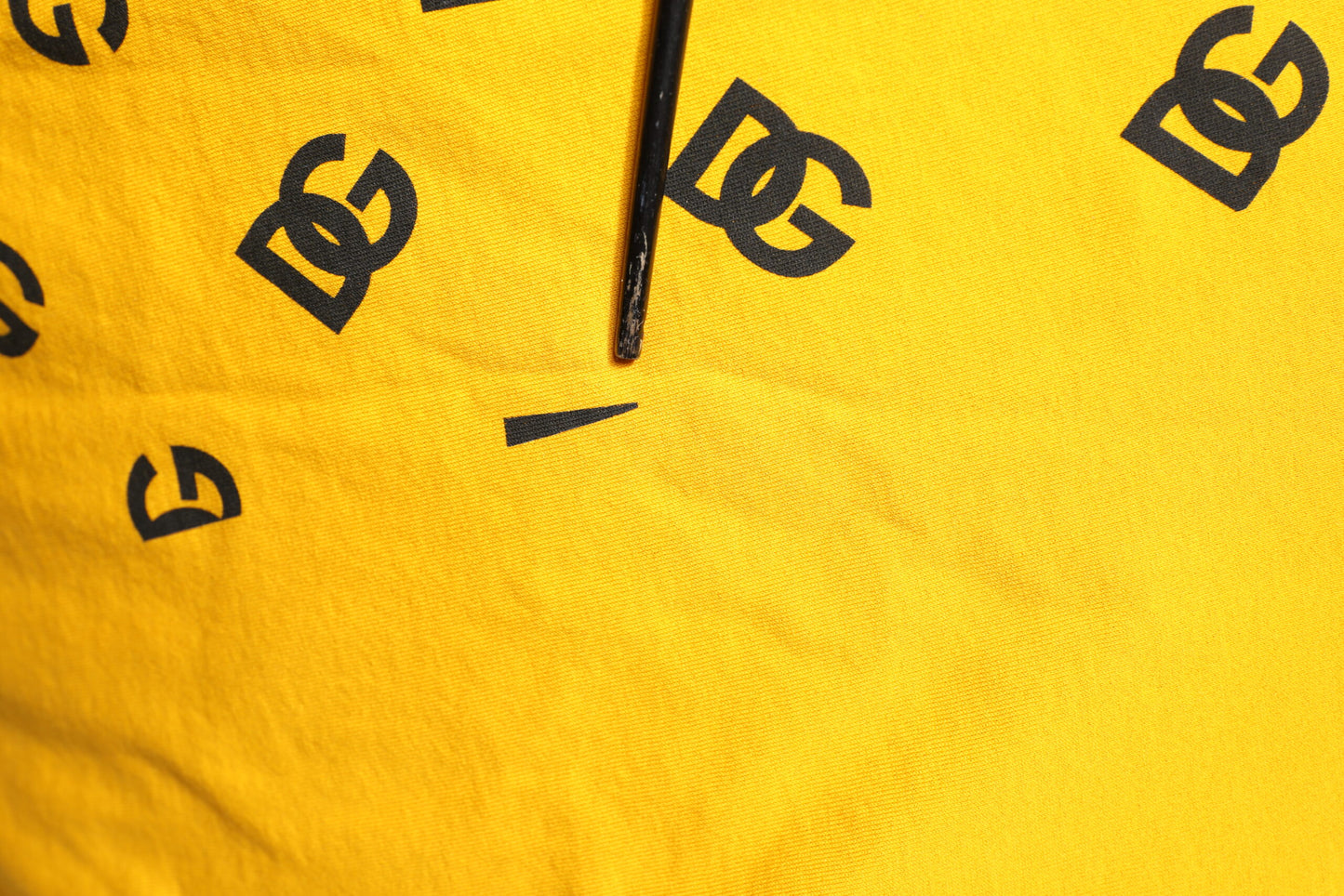 Dolce & Gabbana Gelbes Baumwoll-T-Shirt mit DG-Logo-Aufdruck in Cropped-Form