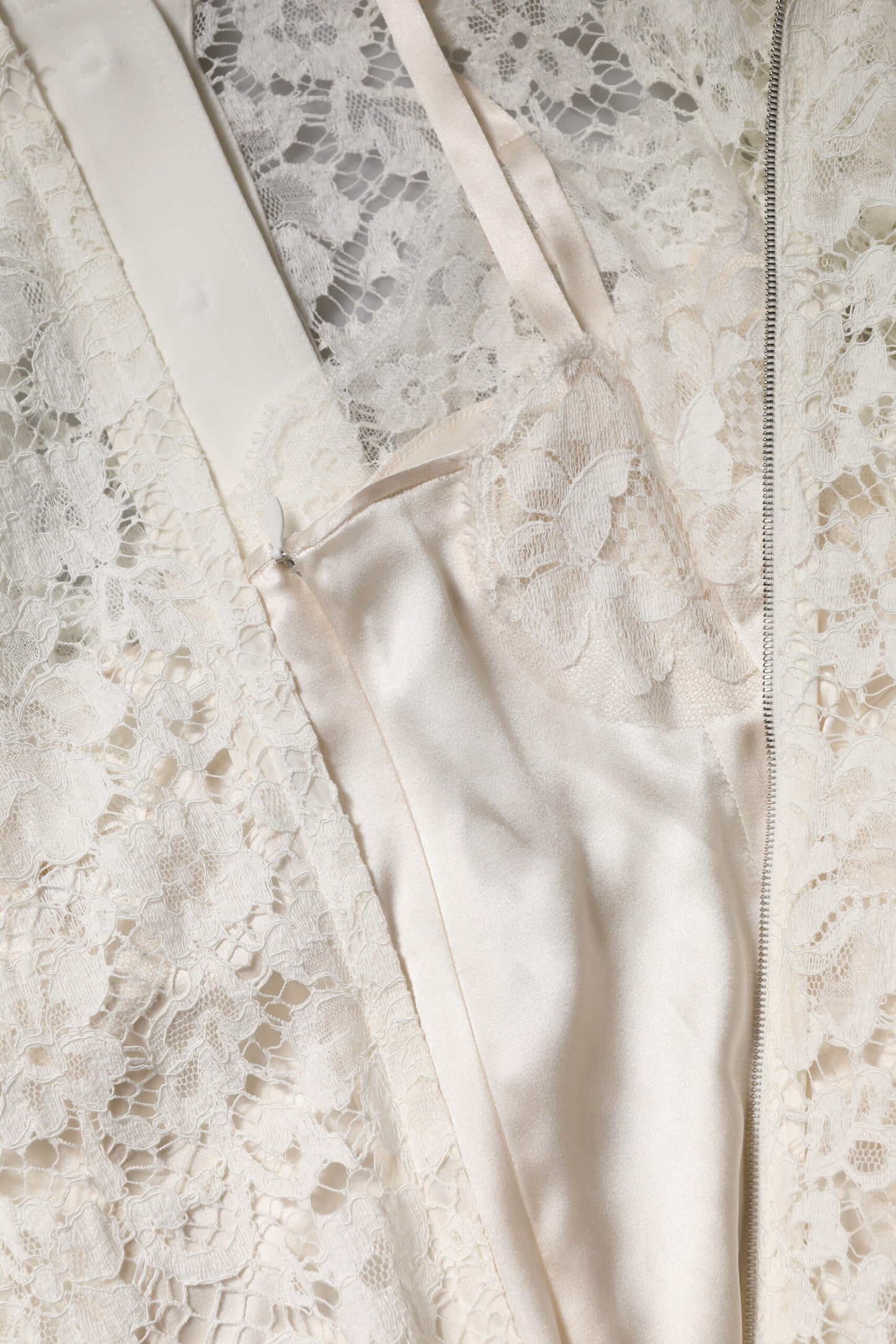Dolce & Gabbana Weißes Kleid mit geblümter Spitze und langen Ärmeln in A-Linie