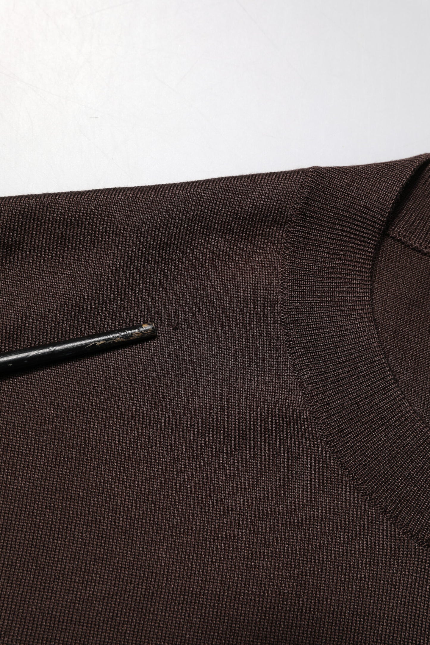 Dolce & Gabbana Braunes Seiden-T-Shirt mit Logo-Stickerei und Rundhalsausschnitt