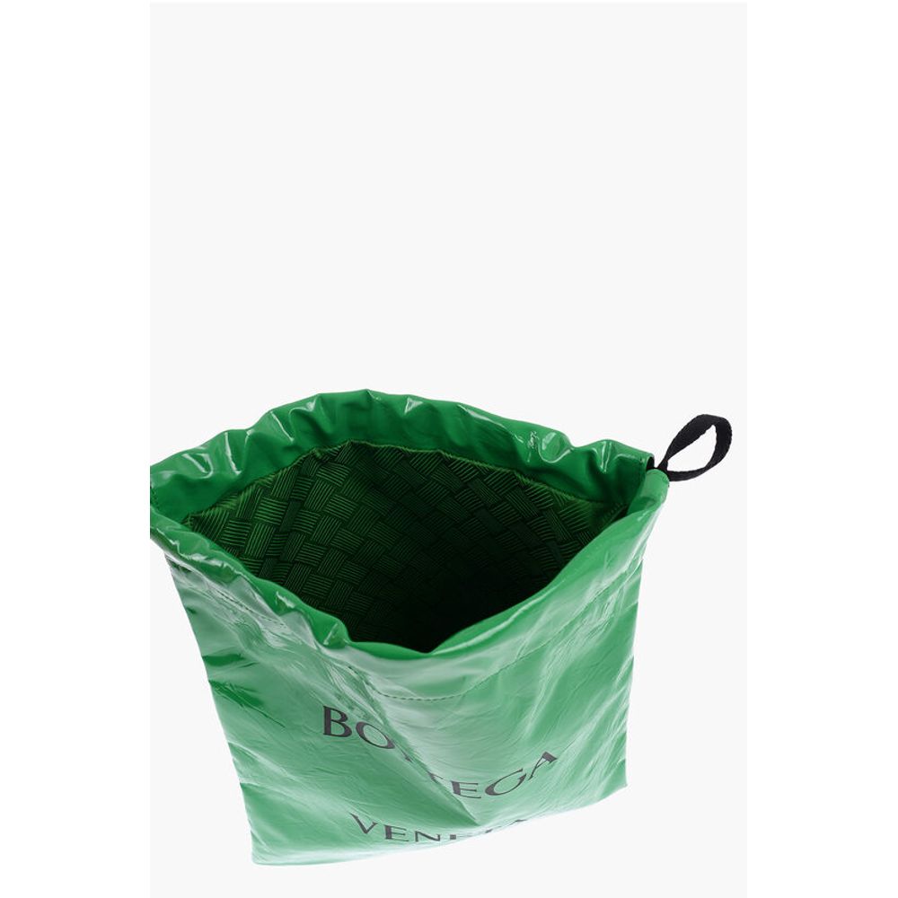 Bottega Veneta BADGE Kordelzugtasche aus Leder mit eingraviertem Logo
