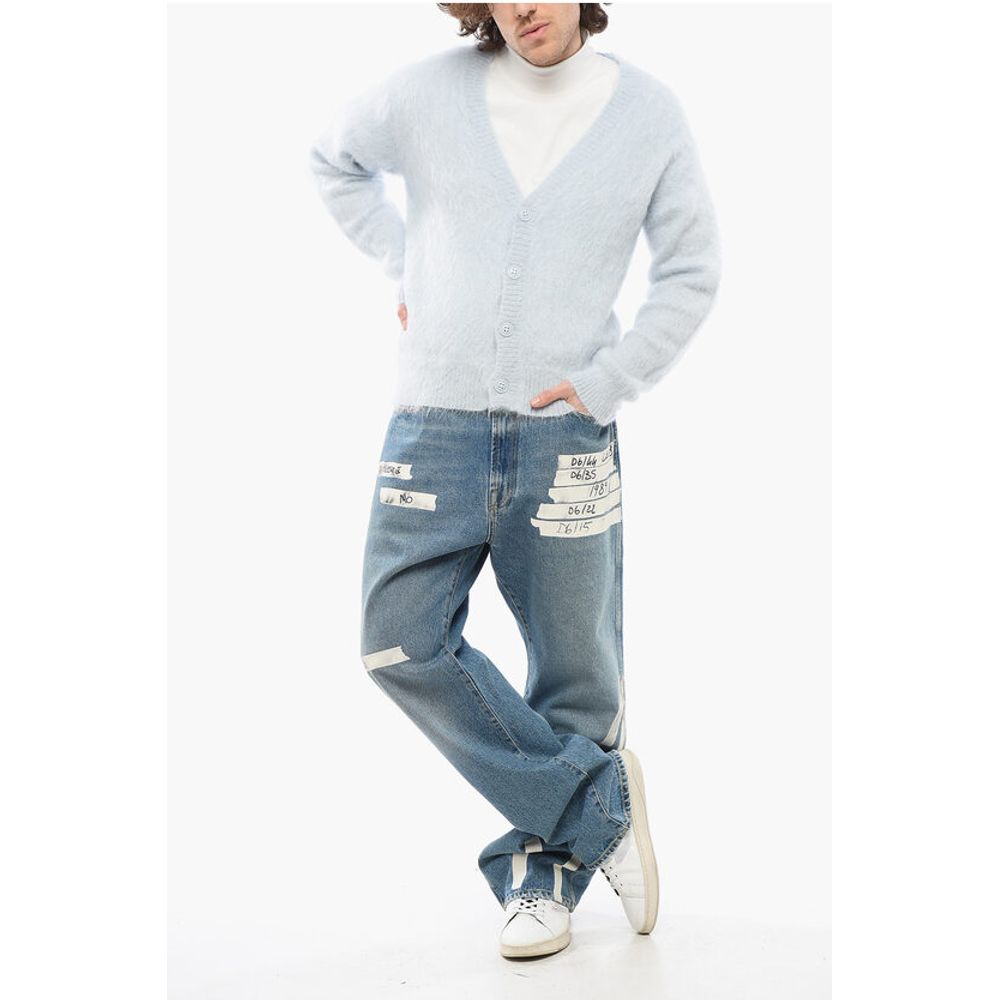 1989 Studio Unifarbene, flauschige Strickjacke mit V-Ausschnitt und gesticktem Logo