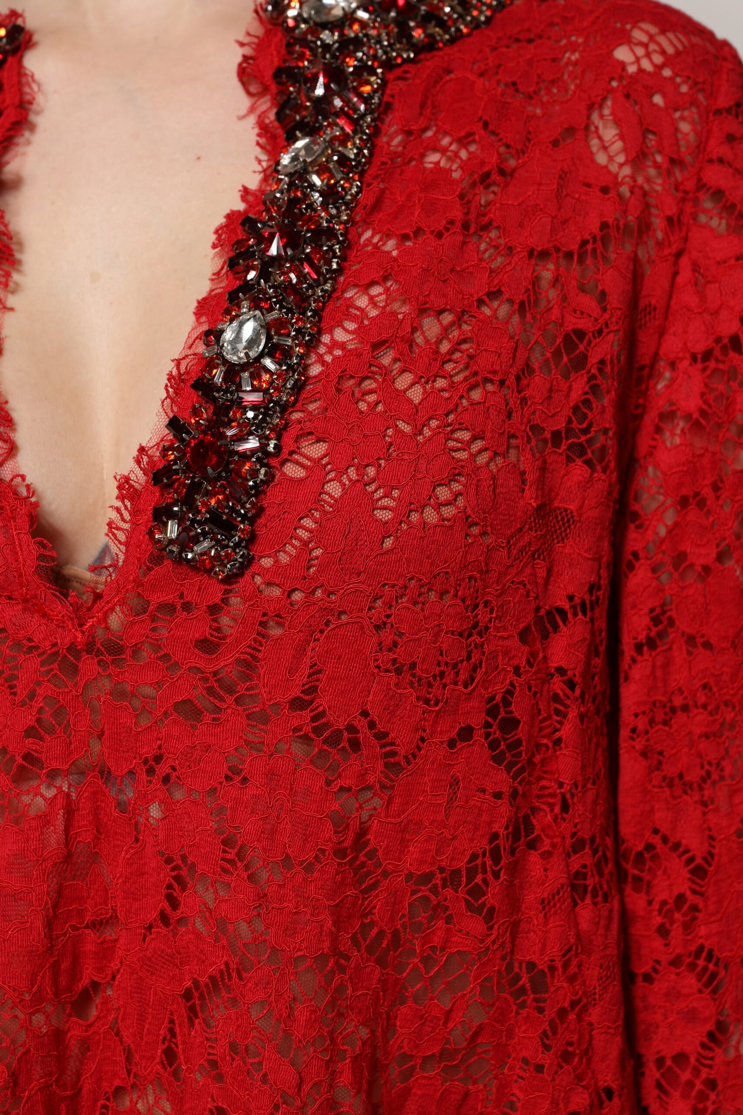Dolce & Gabbana Rotes Kleid mit floraler Spitze und Strassverzierung