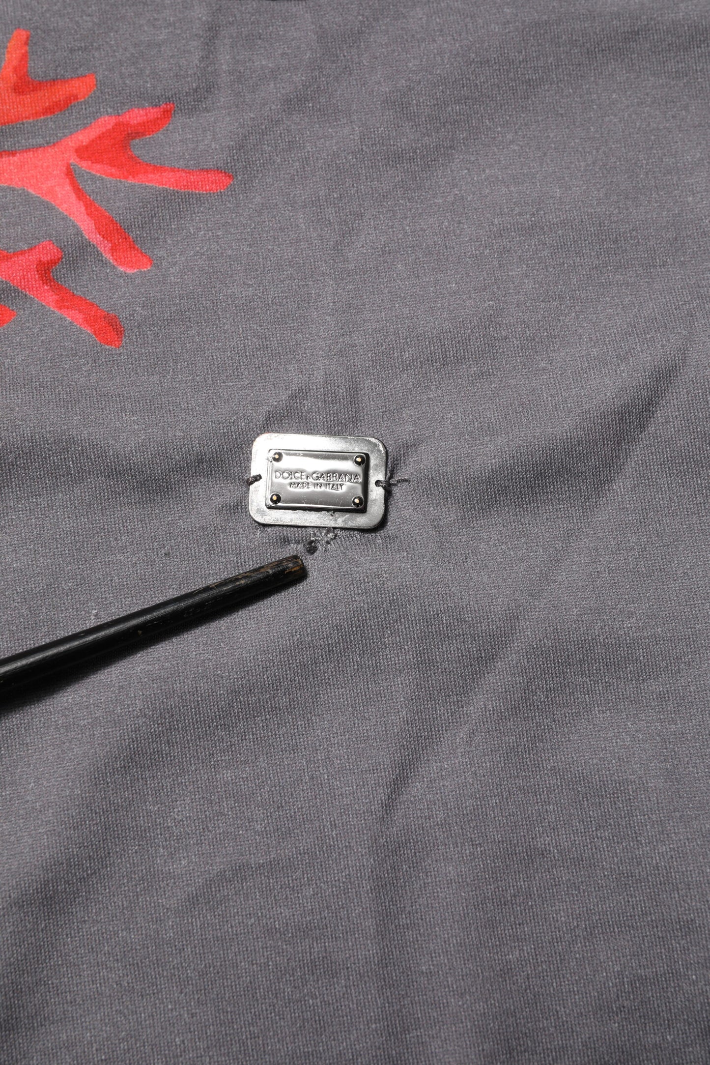 Dolce & Gabbana Graues Baumwoll-T-Shirt mit Korallendruck und Logo-Plakette