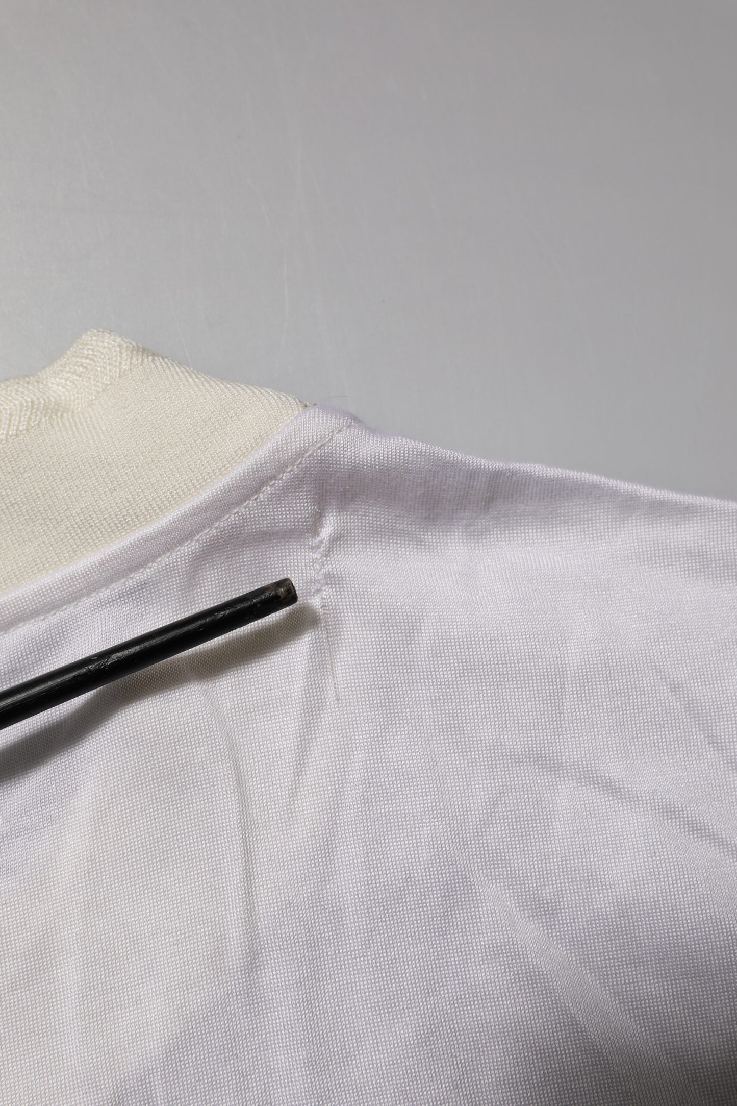 Dolce & Gabbana Weißes Seiden-T-Shirt mit Rundhalsausschnitt und langen Ärmeln