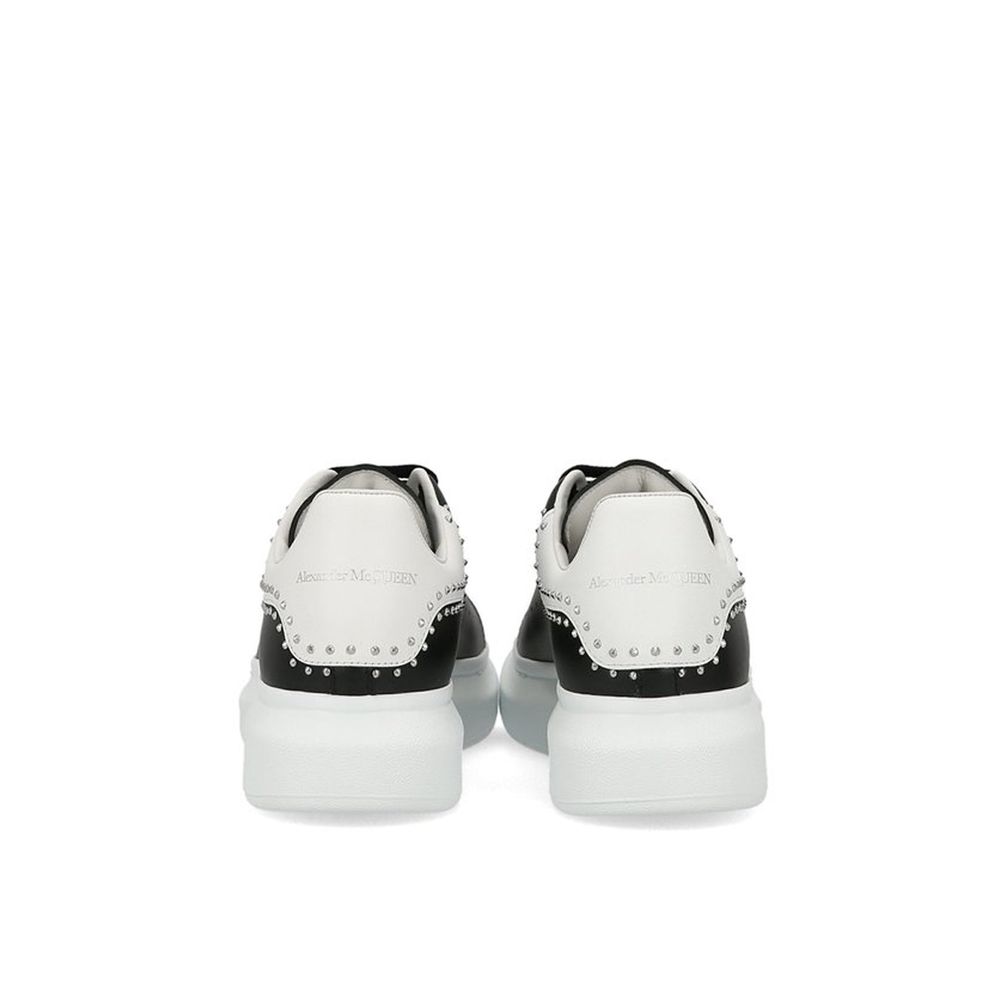 Alexander McQueen Nieten-Sneaker in Übergröße