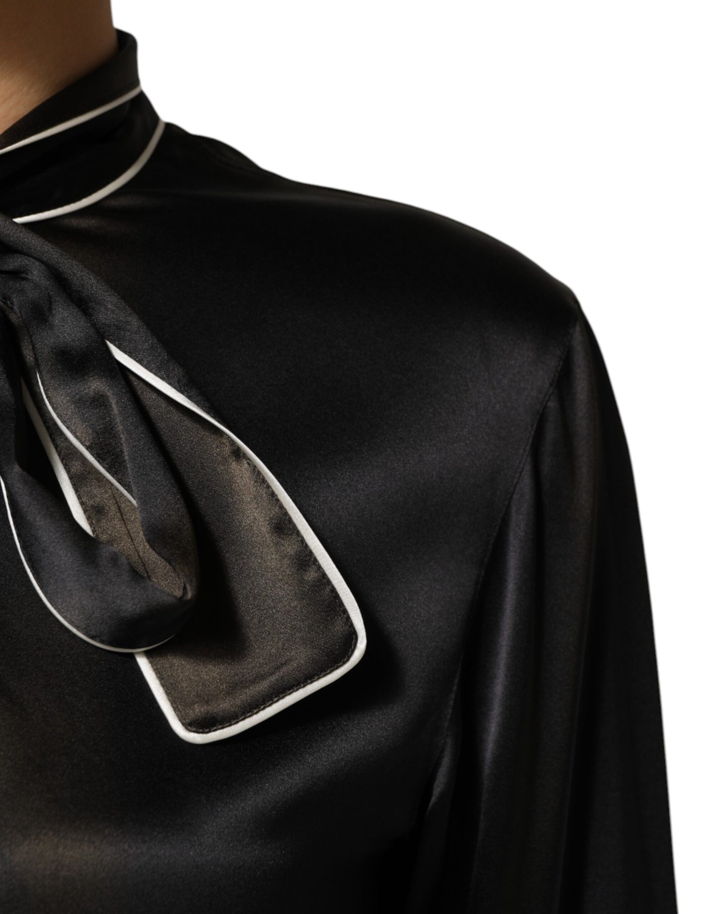 Dolce & Gabbana Schwarzes Seidenblusentop mit Ascot-Kragen und Knöpfen