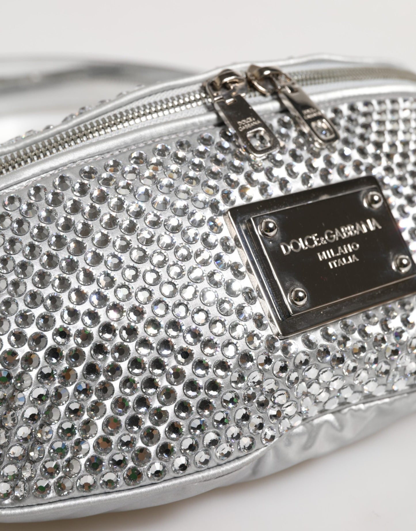Dolce & Gabbana Silberne Tasche mit kristallverziertem Gürtelriemen