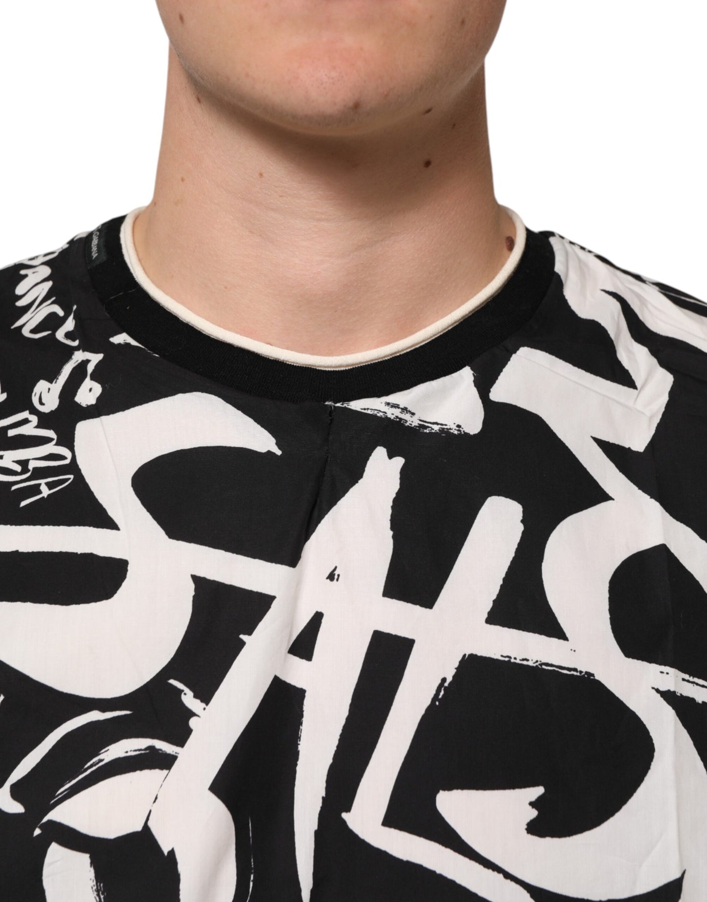 Dolce & Gabbana Schwarz-Weißes Graffiti-T-Shirt aus Baumwolle in Übergröße