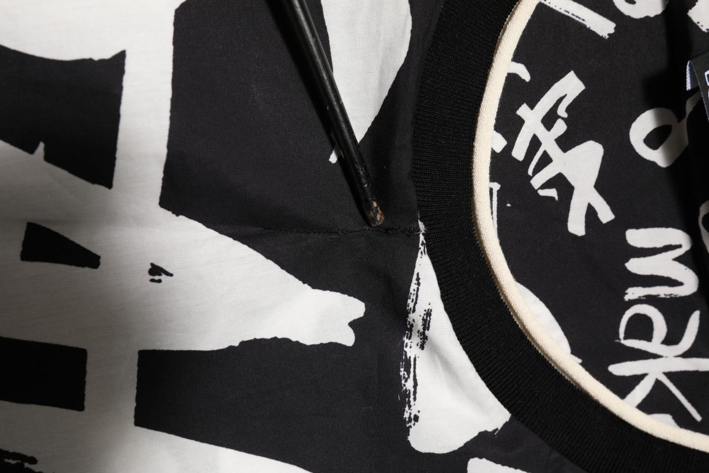 Dolce & Gabbana Schwarz-Weißes Graffiti-T-Shirt aus Baumwolle in Übergröße