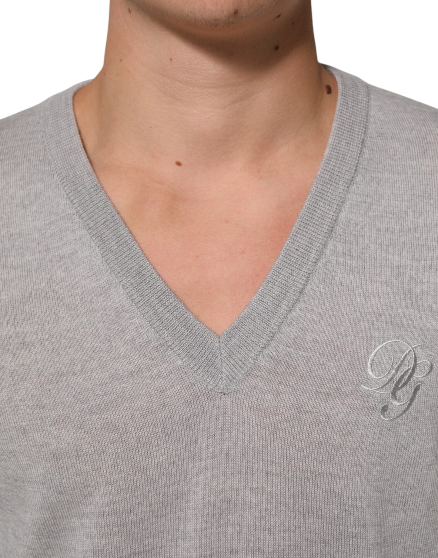 Dolce & Gabbana Grauer Wollstrick-Logo-Pullover mit V-Ausschnitt