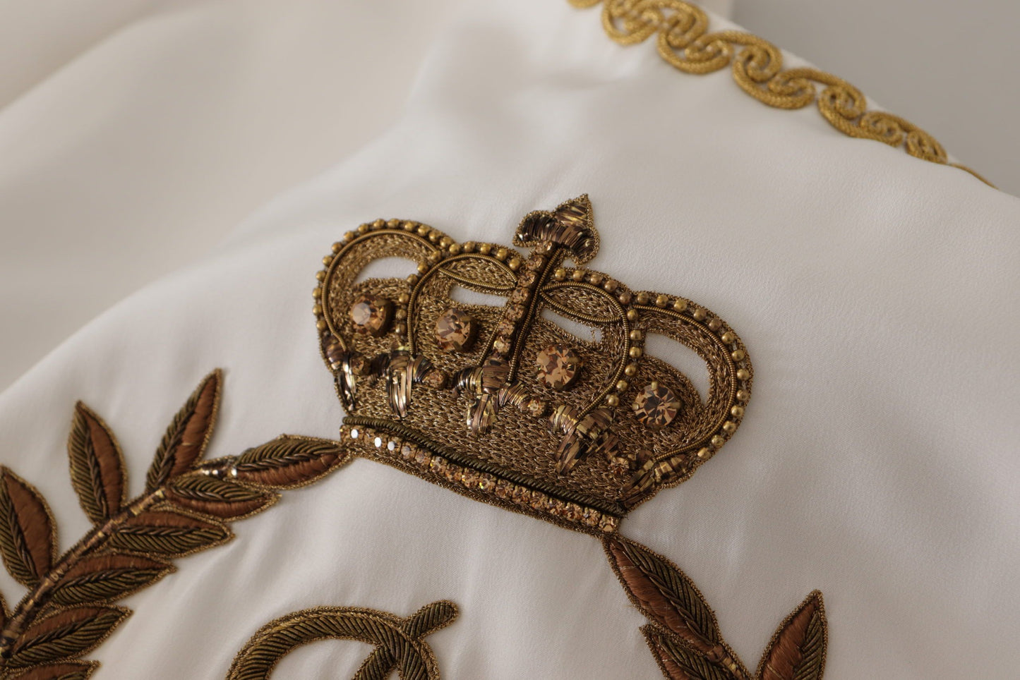 Dolce & Gabbana Weißes Seiden-Gold-DG-Kronenkristall-Blusentop