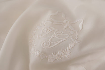 Dolce & Gabbana Weiße Seidenbluse mit DG-Logo-Stickerei und langen Ärmeln