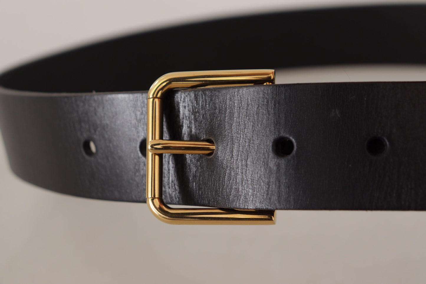 Dolce & Gabbana Schwarzer Kalbsledergürtel mit goldfarbener Logo-Metallschnalle