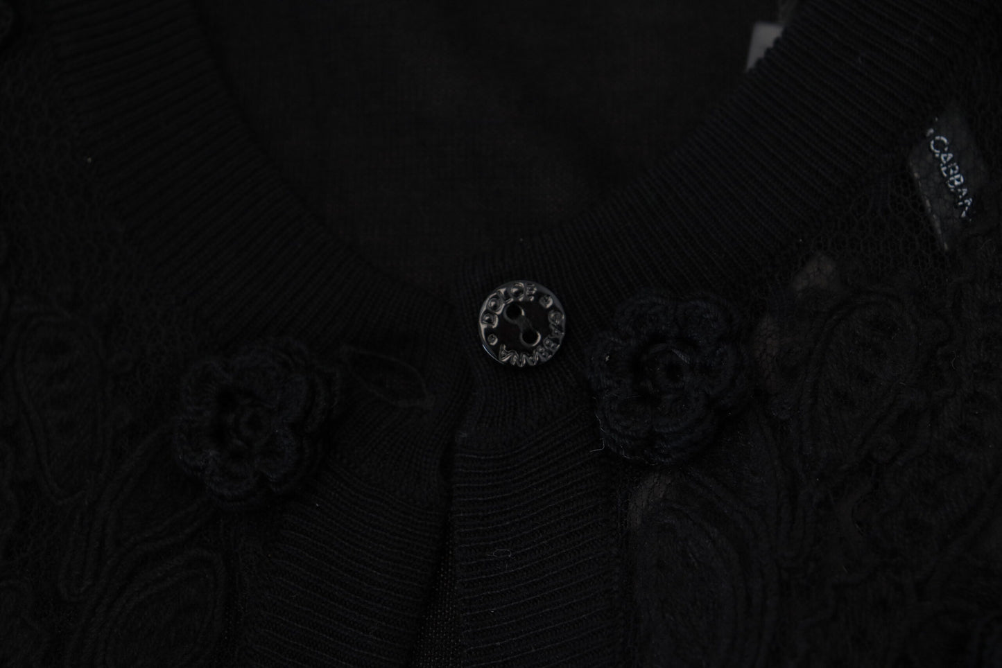 Dolce & Gabbana Schwarzer Strickpullover mit floraler Spitze und Knopfleiste