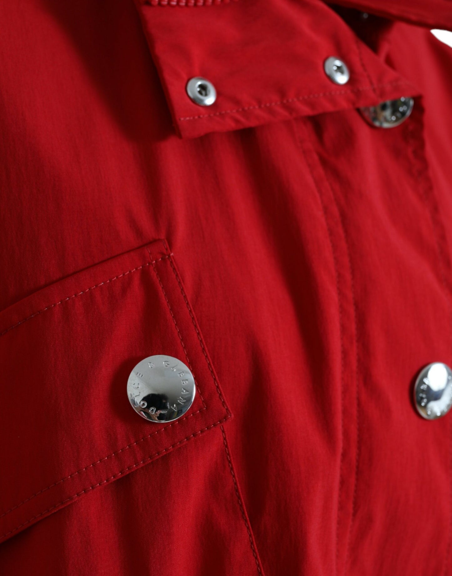 Dolce & Gabbana Roter Polyester Regenmantel mit Kapuze und Knopfleiste