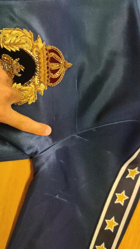 Dolce & Gabbana Blauer gestreifter Königsbienen-Pullover mit heraldischem Aufnäher