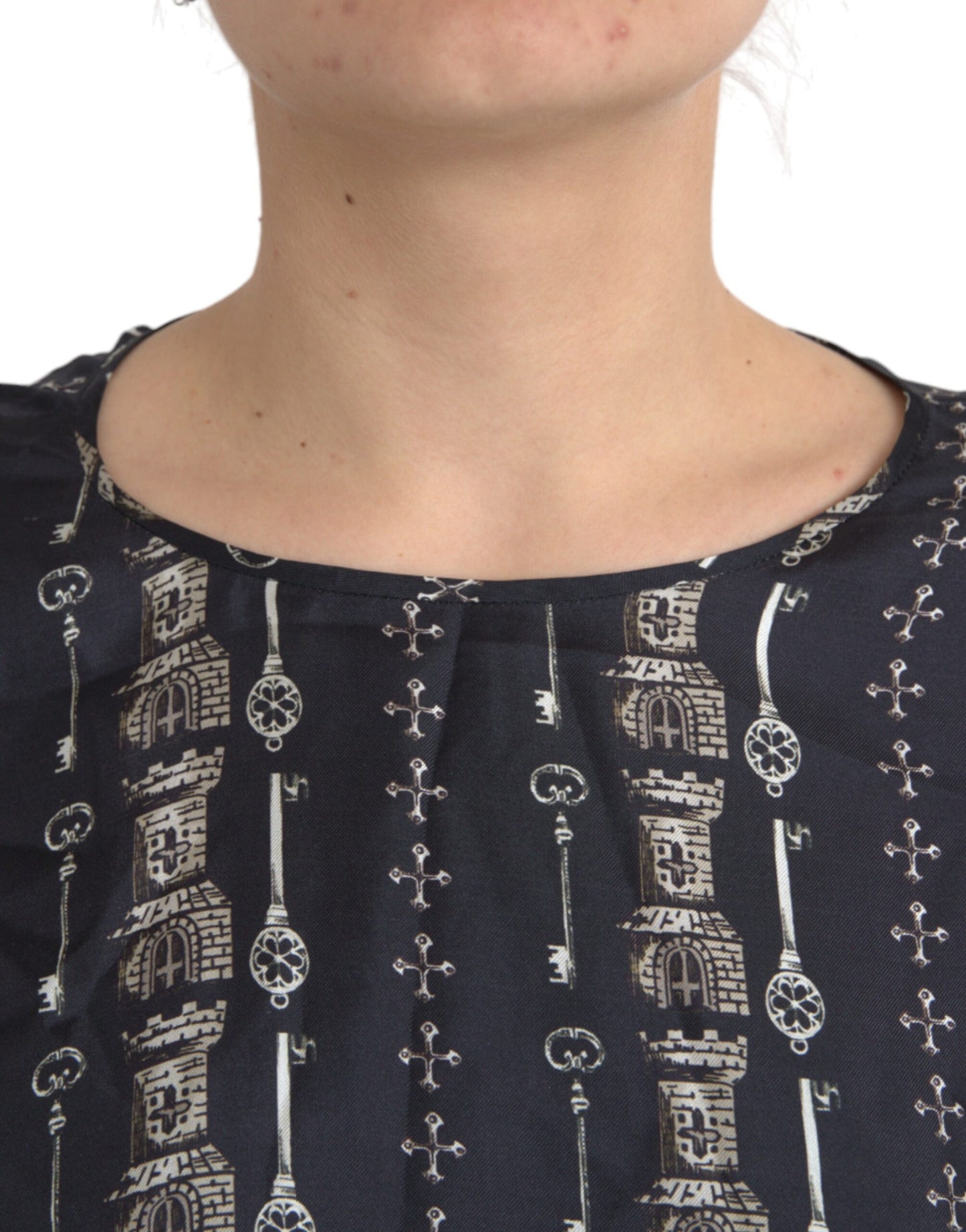 Dolce & Gabbana Schwarzes Seidenblusen-T-Shirt mit Schlüsselanhänger