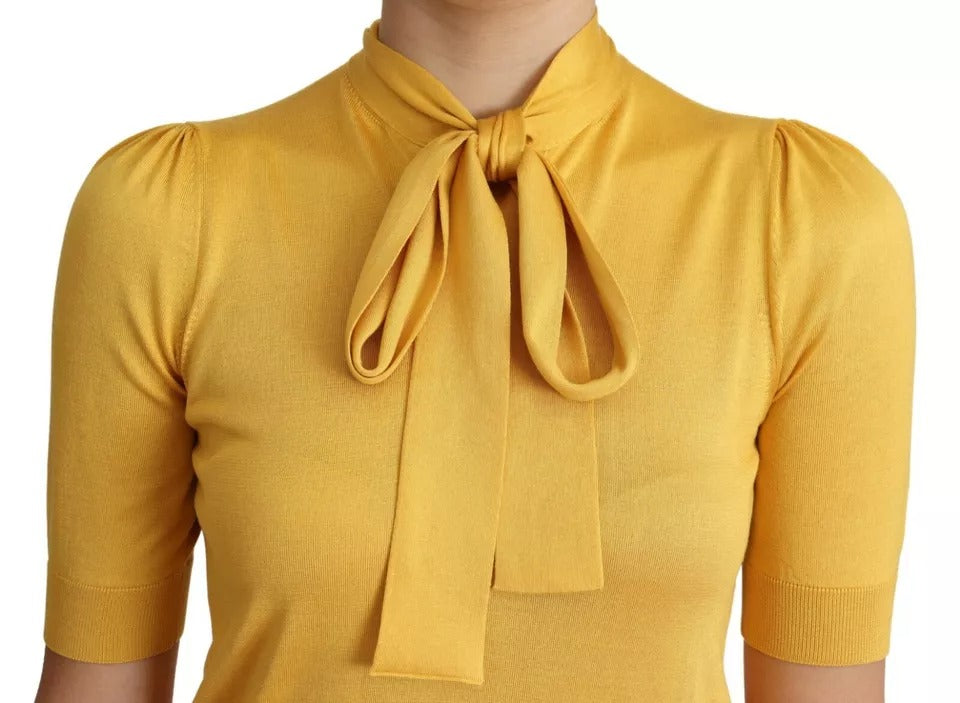 Dolce & Gabbana Gelbes Seidenstrickpullover-Top mit Ascot-Kragen