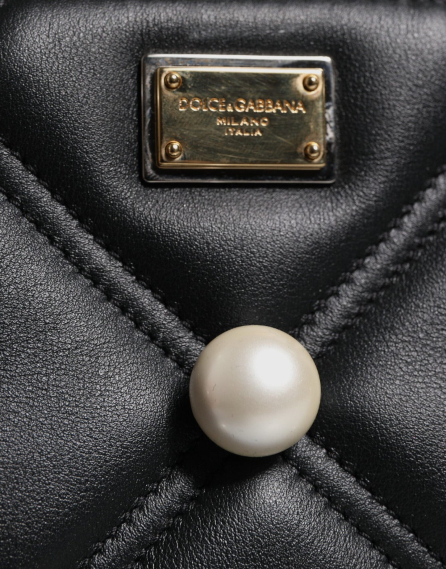 Dolce & Gabbana Schwarze Lederumhängetasche mit Logo und Perlenverzierung
