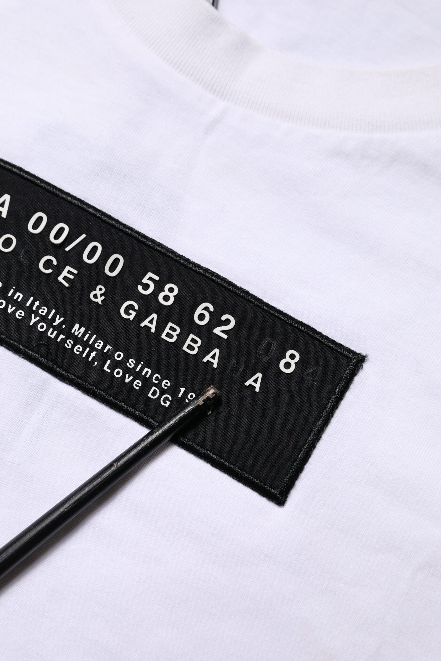 Dolce & Gabbana Weißes T-Shirt mit Rundhalsausschnitt und Logo-Patch aus Baumwolle