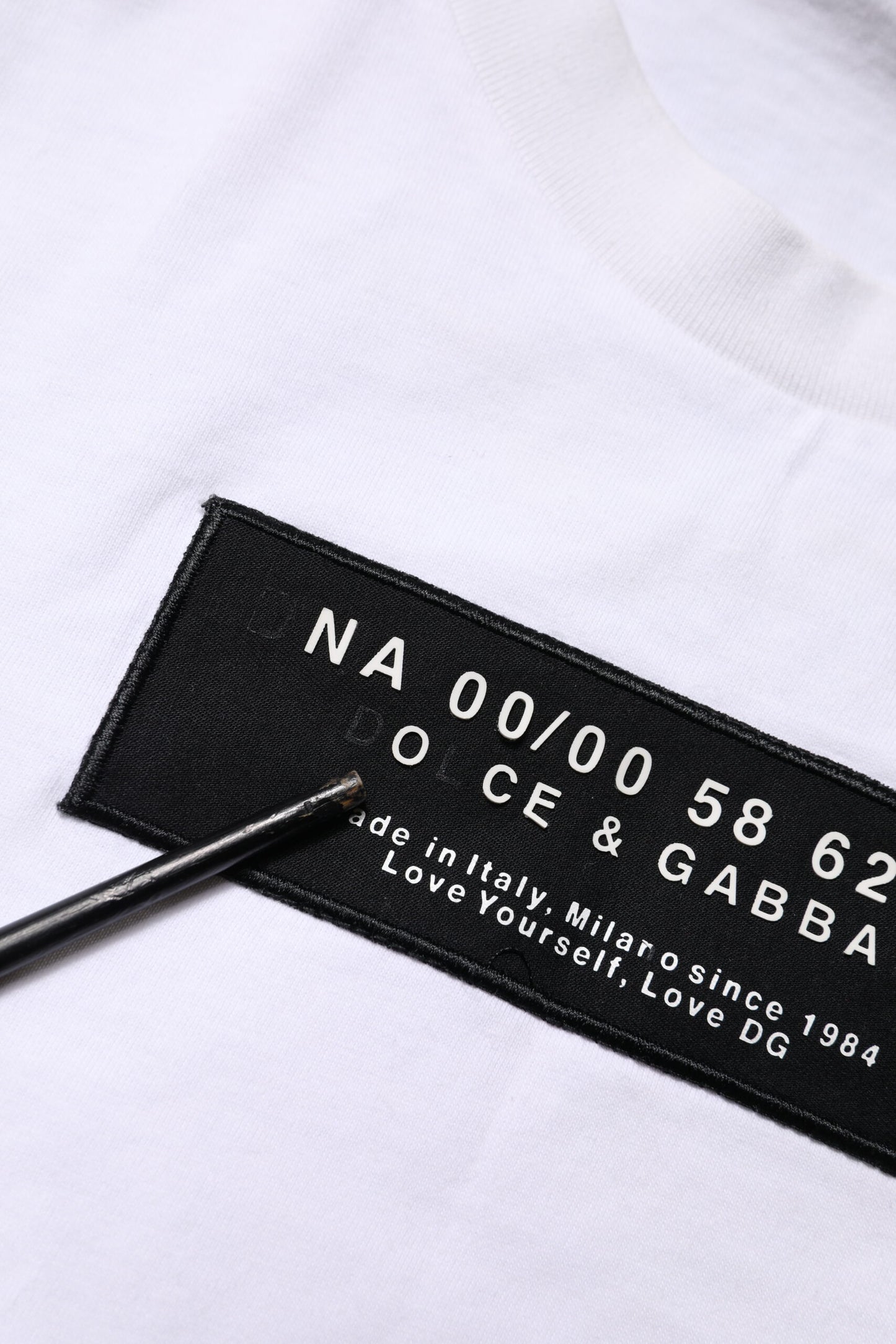 Dolce & Gabbana Weißes T-Shirt mit Rundhalsausschnitt und Logo-Patch aus Baumwolle