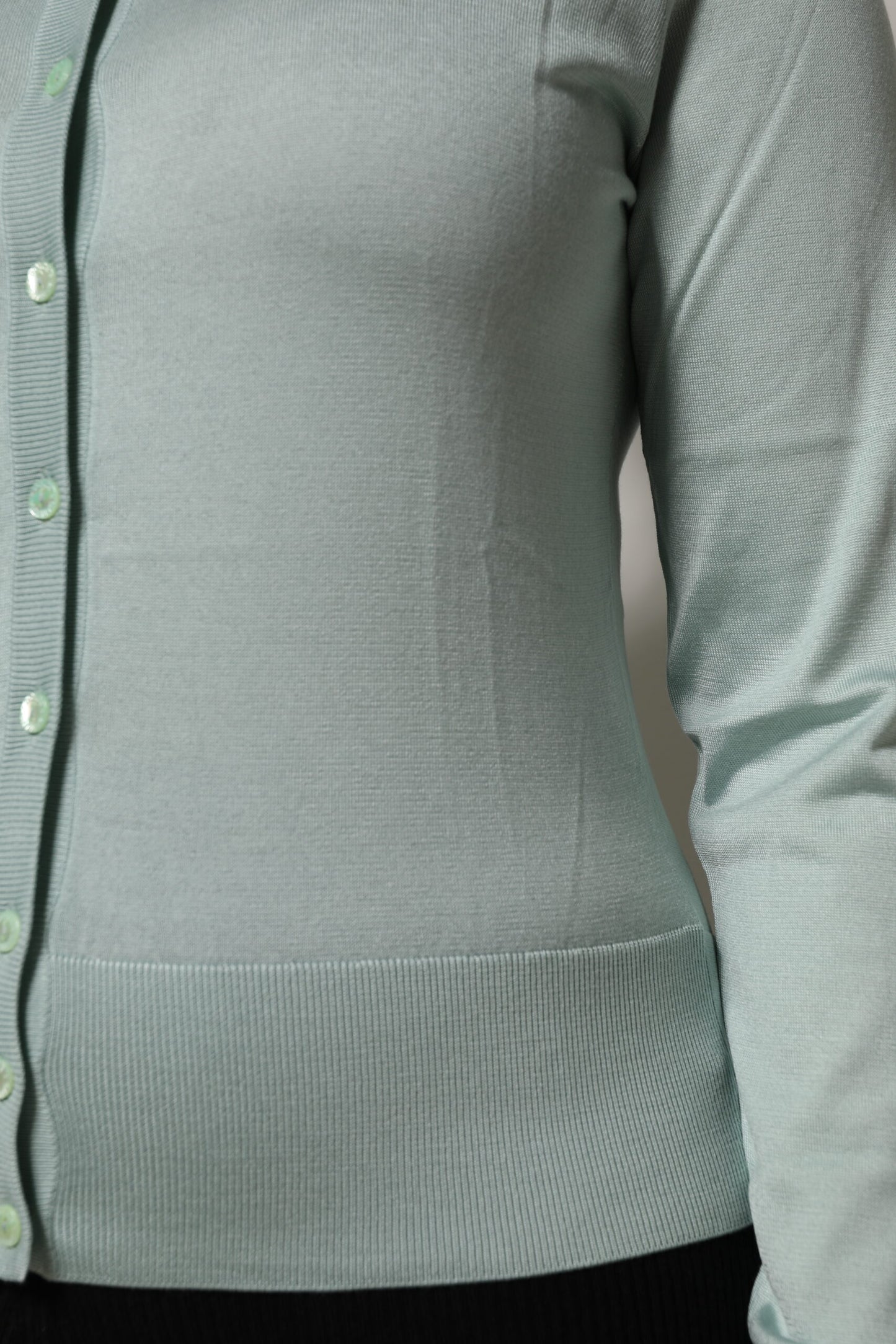 Dolce & Gabbana Hellgrüne Strickjacke aus Seide mit Knopfleiste