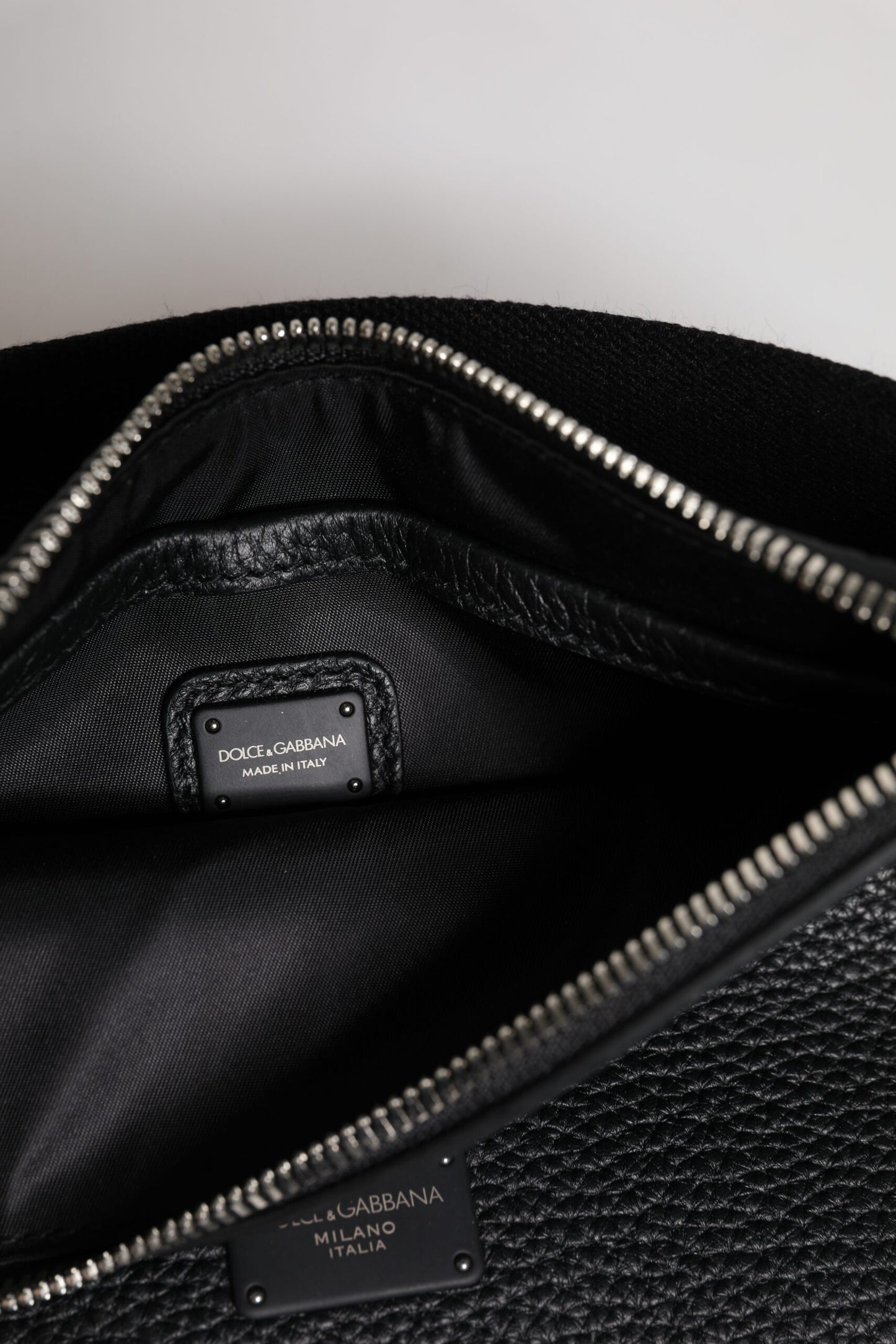 Dolce & Gabbana Schwarze Leder Gürteltasche mit Logoprägung