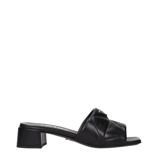 Prada Flache Sandalen aus schwarzem Leder