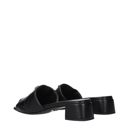 Prada Flache Sandalen aus schwarzem Leder