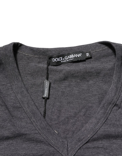 Dolce & Gabbana Graues T-Shirt mit V-Ausschnitt aus Baumwolle und Logo-Plakette in Melange-Optik
