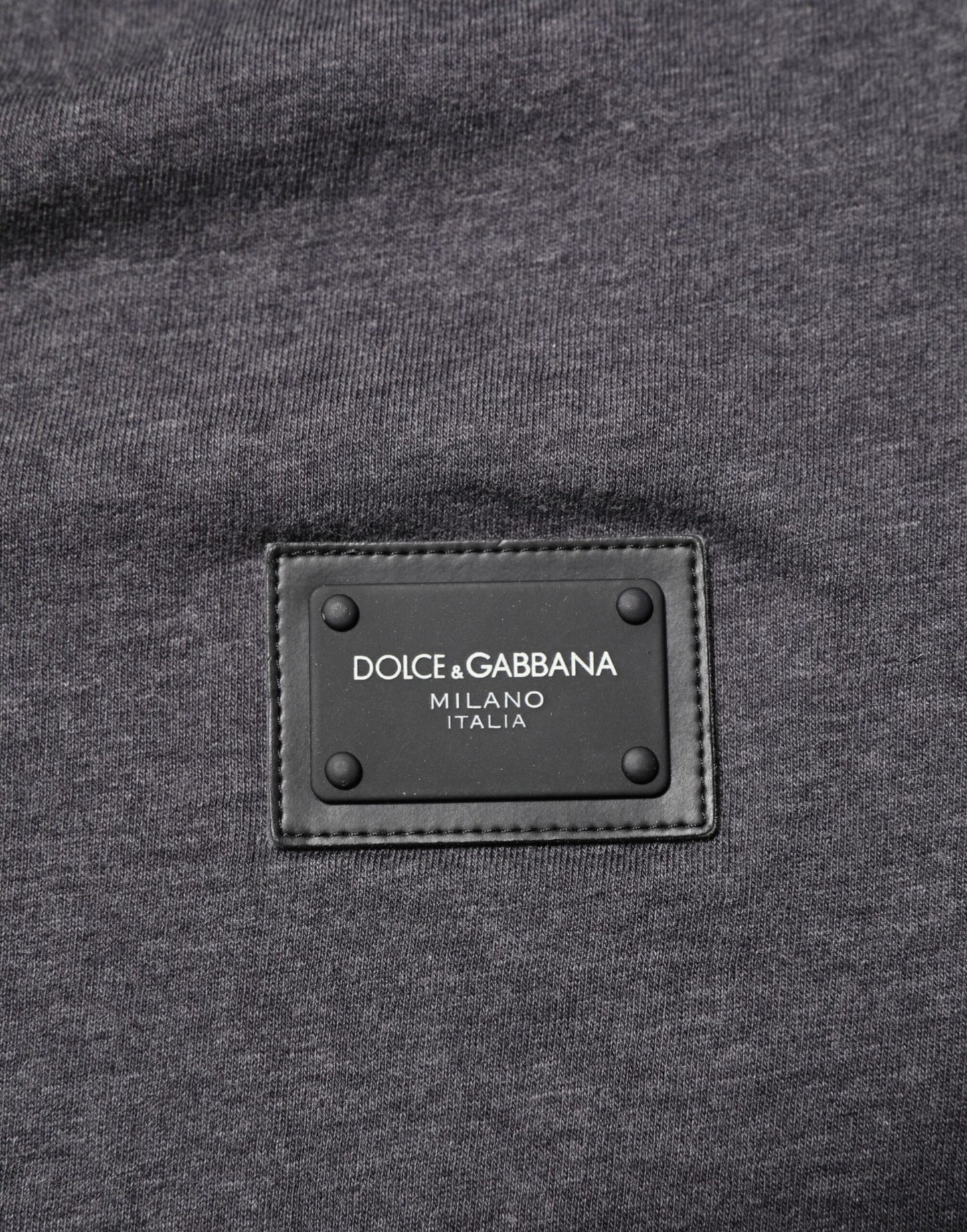 Dolce & Gabbana Graues T-Shirt mit V-Ausschnitt aus Baumwolle und Logo-Plakette in Melange-Optik