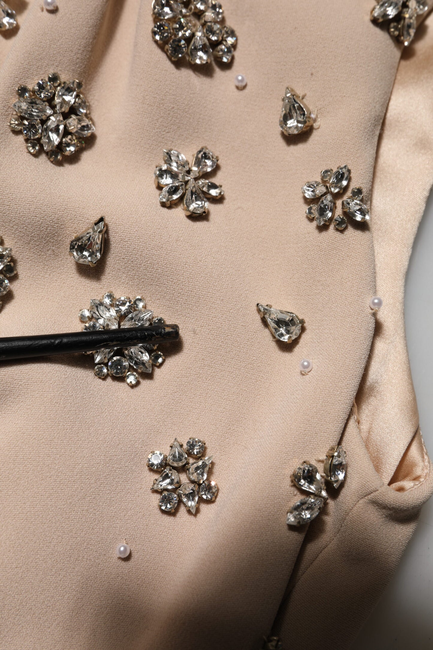 Dolce & Gabbana Nude Ecru Perlenbesetztes Kleid mit Kristallverzierung