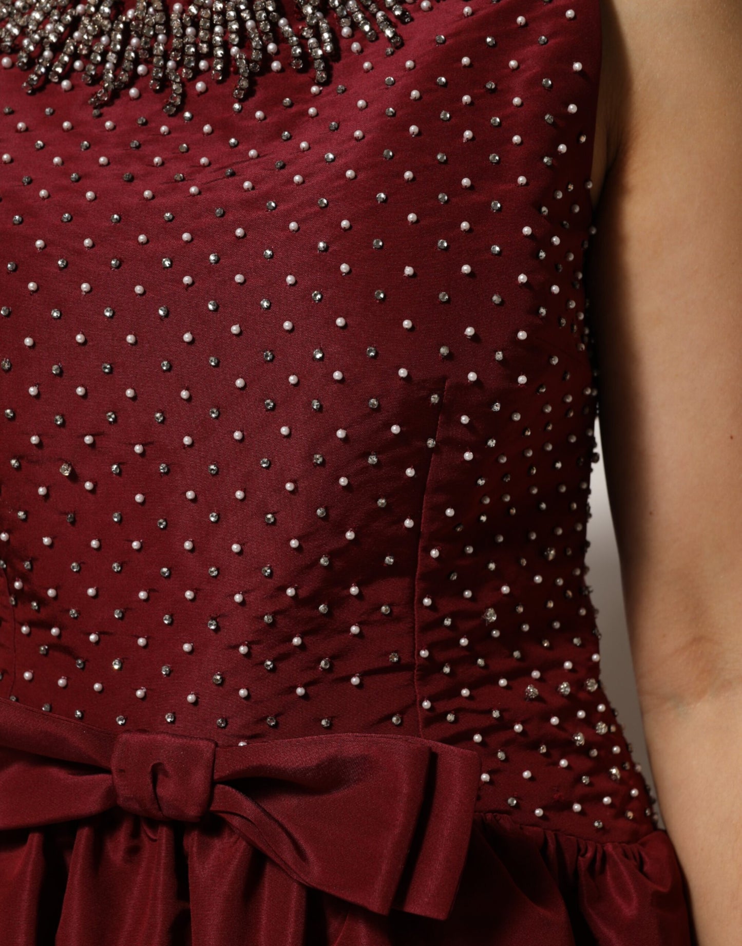 Dolce & Gabbana Burgunderfarbenes Abendkleid aus Seide mit Perlen