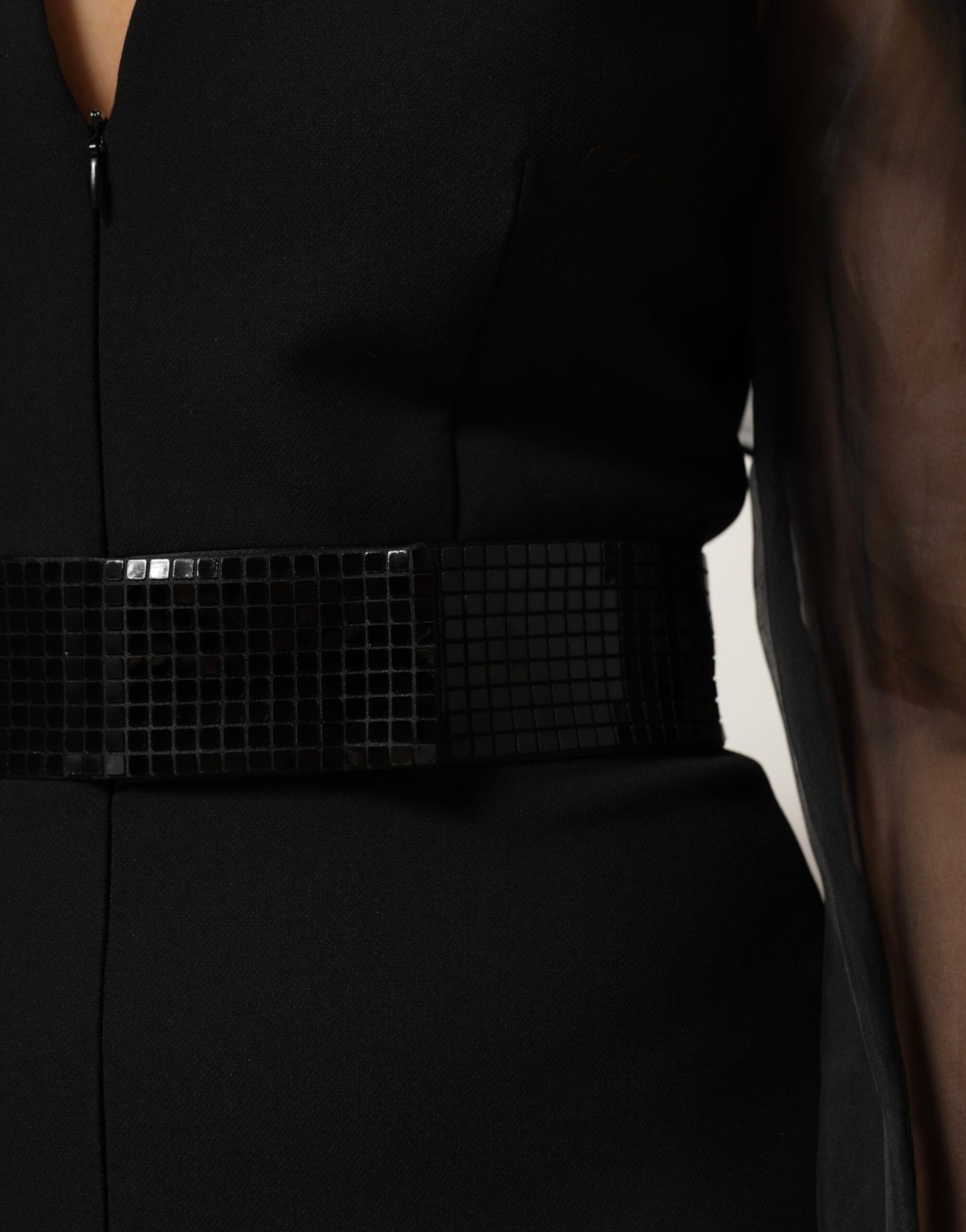 Emporio Armani Schwarzes Minikleid mit transparenten Ärmeln und Gürtel mit V-Ausschnitt