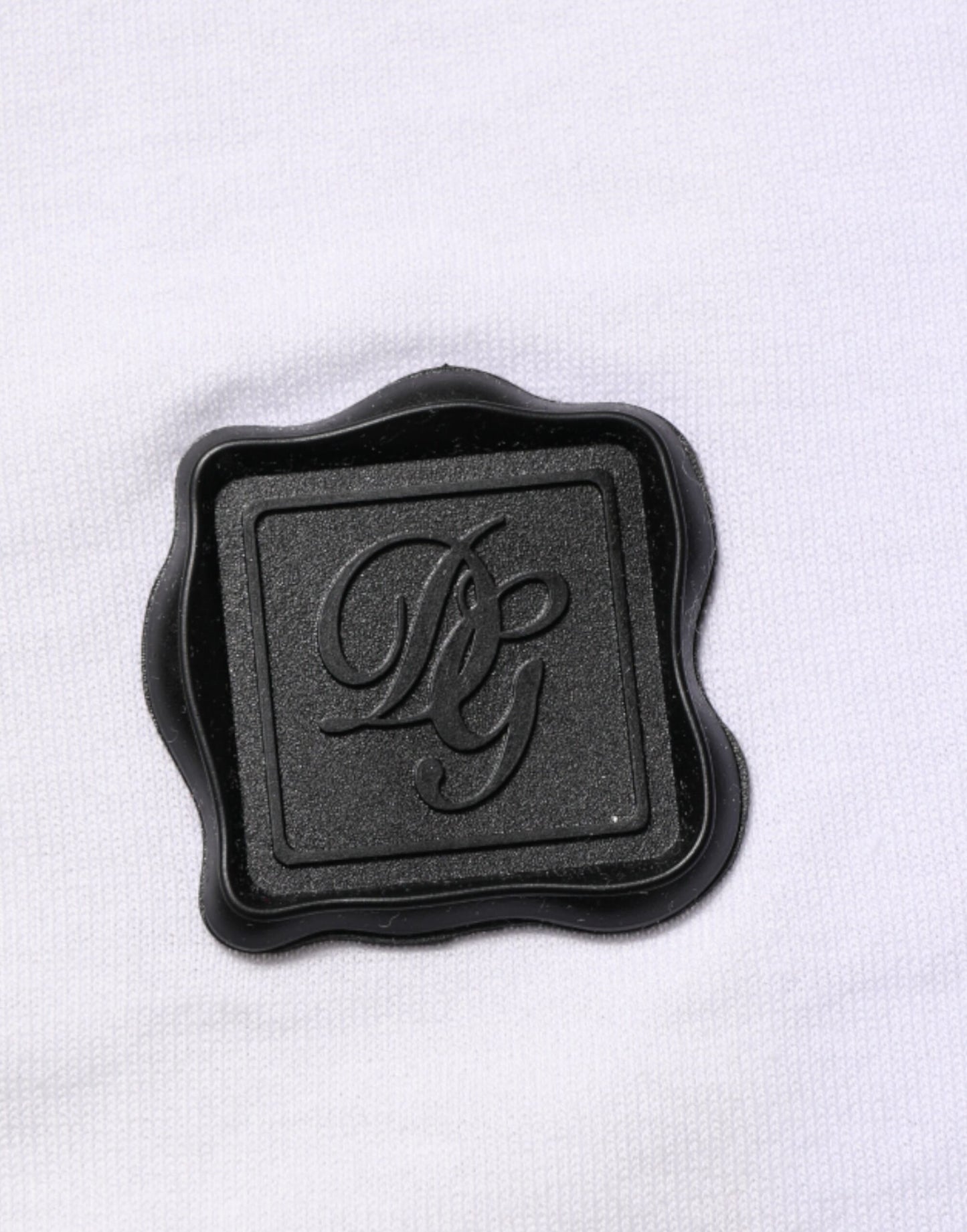 Dolce & Gabbana Weißes Baumwoll-Logo-Patch-T-Shirt mit V-Ausschnitt