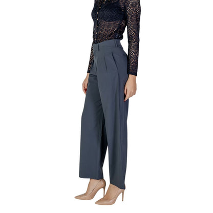 Calvin Klein Jeans Graue Hose aus recyceltem Polyester